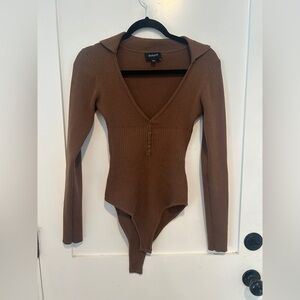 Bardot ribbed bodysuit in a brown neckline & collar button detail size small